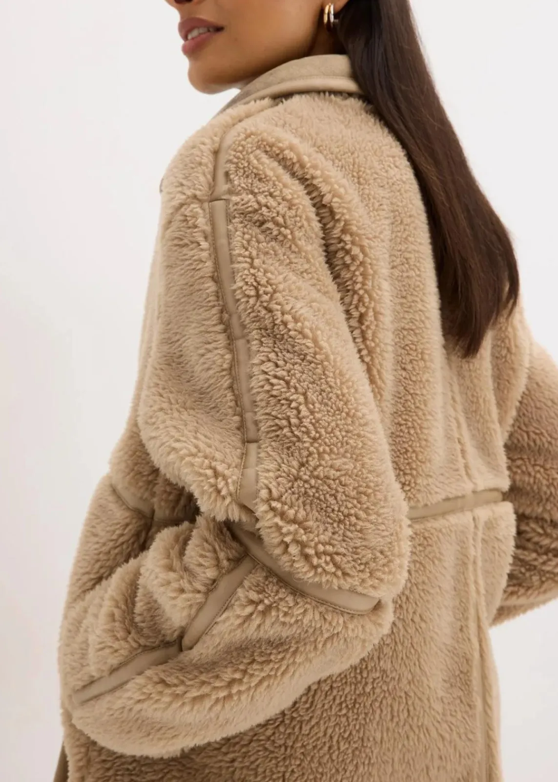 bonprix Bekleidung·Hosen|Nachhaltigere Materialien^Teddyfell-Jacke hellkhaki