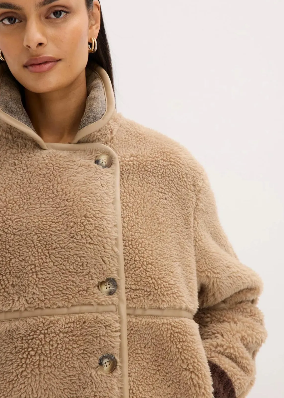 bonprix Bekleidung·Hosen|Nachhaltigere Materialien^Teddyfell-Jacke hellkhaki