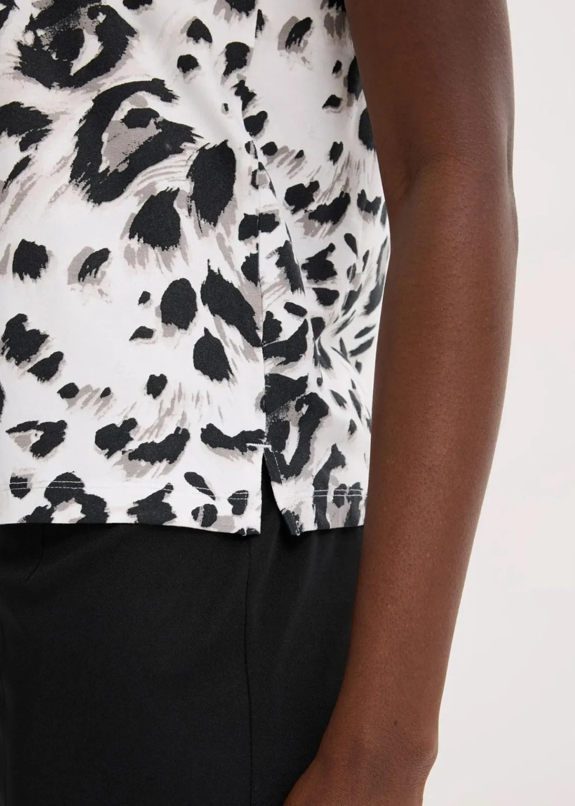 bonprix Shirts & Tops^Top mit Schluppe weiß/schwarz/taupe/beige leo bedruckt