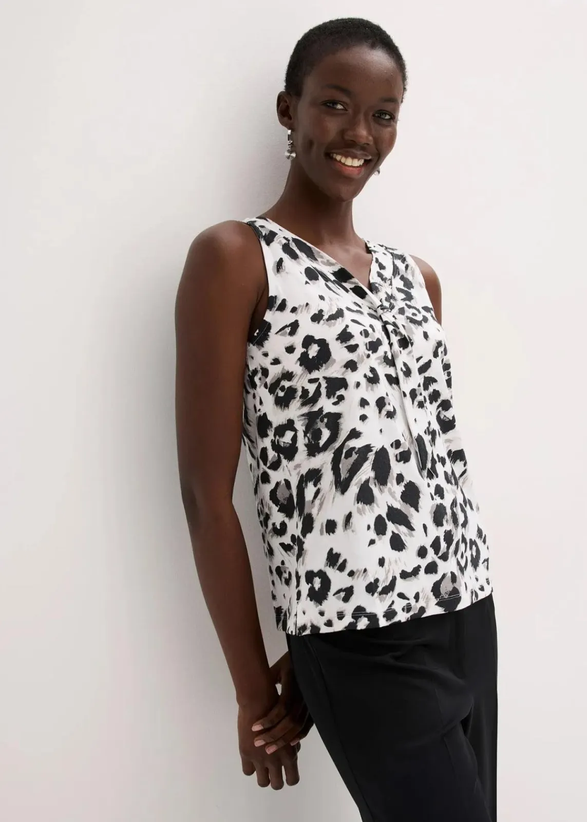 bonprix Shirts & Tops^Top mit Schluppe weiß/schwarz/taupe/beige leo bedruckt
