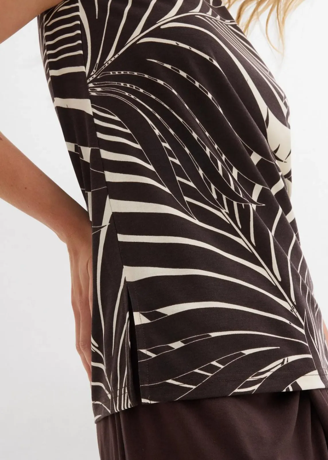 bonprix Nachhaltigere Materialien|Shirts & Tops^Top mit seitlichen Schlitzen natur/dunkelbraun bedruckt