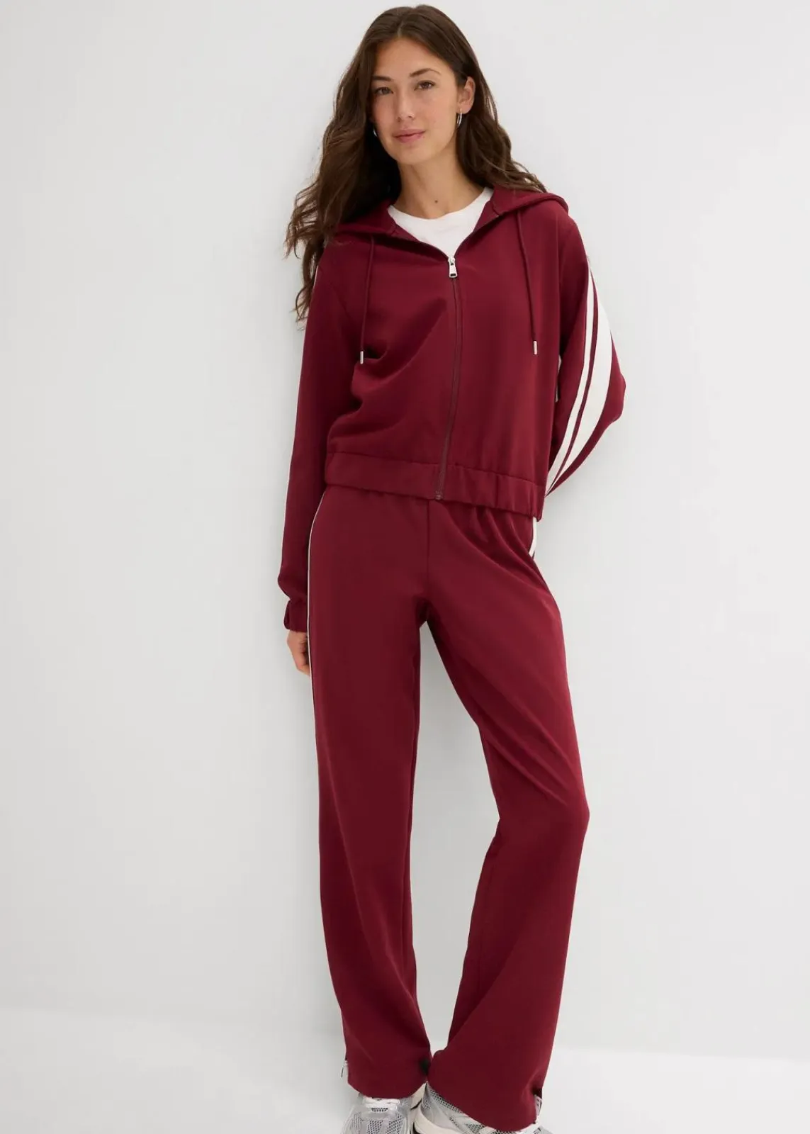 bonprix Bekleidung·Hosen|Zweiteiler & Sets^Trainingsjacke mit sportivem Streifen ahornrot/weiß