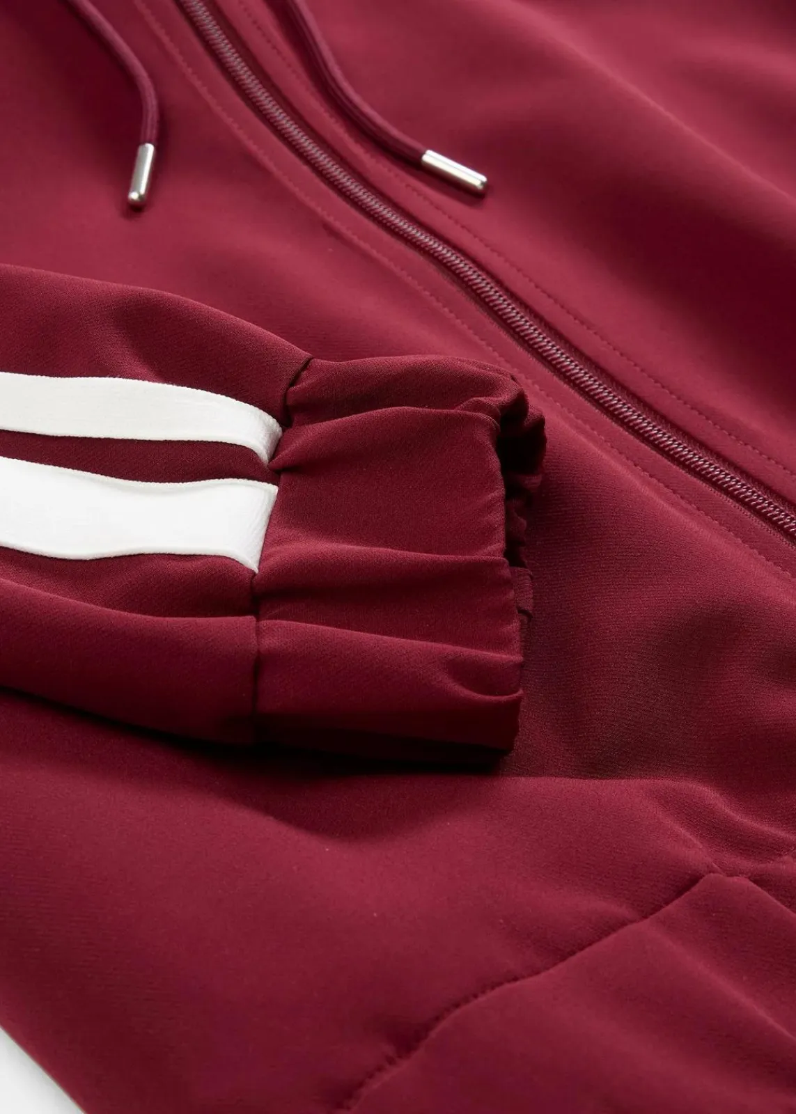 bonprix Bekleidung·Hosen|Zweiteiler & Sets^Trainingsjacke mit sportivem Streifen ahornrot/weiß
