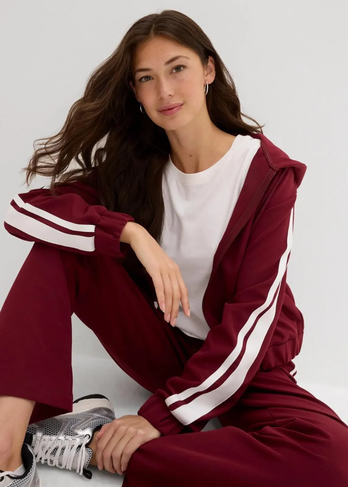 bonprix Bekleidung·Hosen|Zweiteiler & Sets^Trainingsjacke mit sportivem Streifen ahornrot/weiß