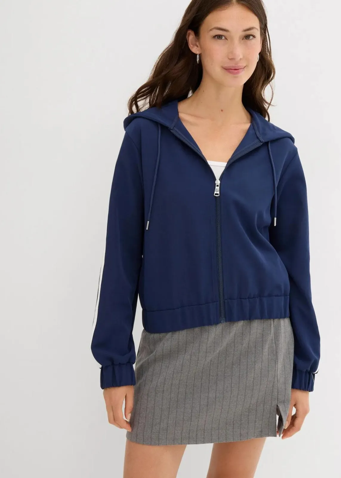 bonprix Jacken & Mäntel|Zweiteiler & Sets^Trainingsjacke mit sportivem Streifen dunkelblau/weiß