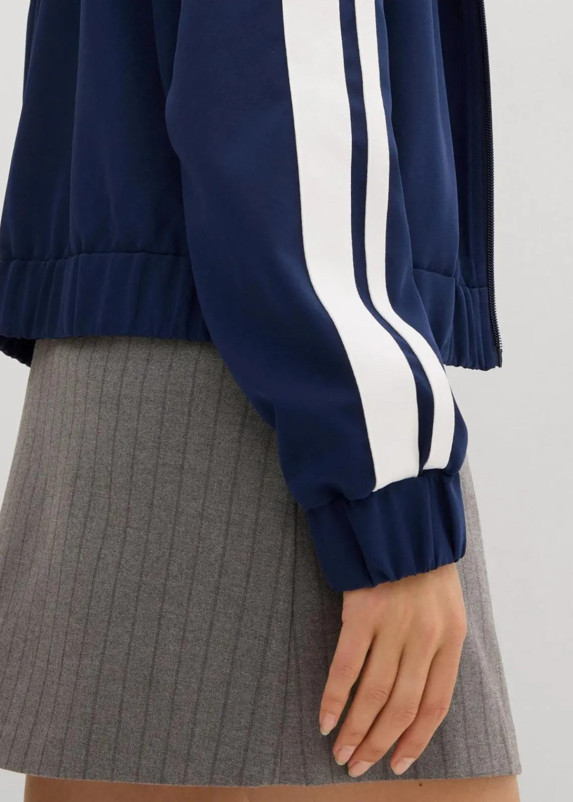 bonprix Jacken & Mäntel|Zweiteiler & Sets^Trainingsjacke mit sportivem Streifen dunkelblau/weiß