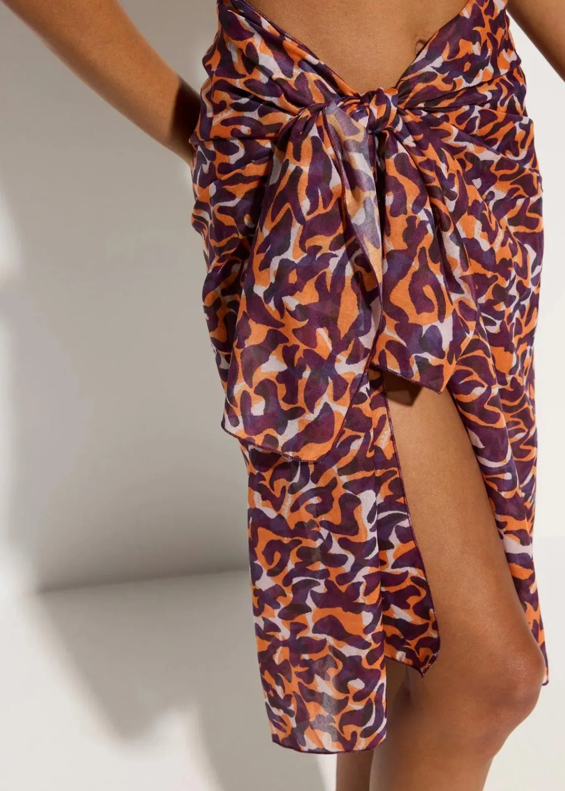bonprix Strandmode|Nachhaltigere Materialien^Transparenter Pareo lila/hellbraun leo bedruckt
