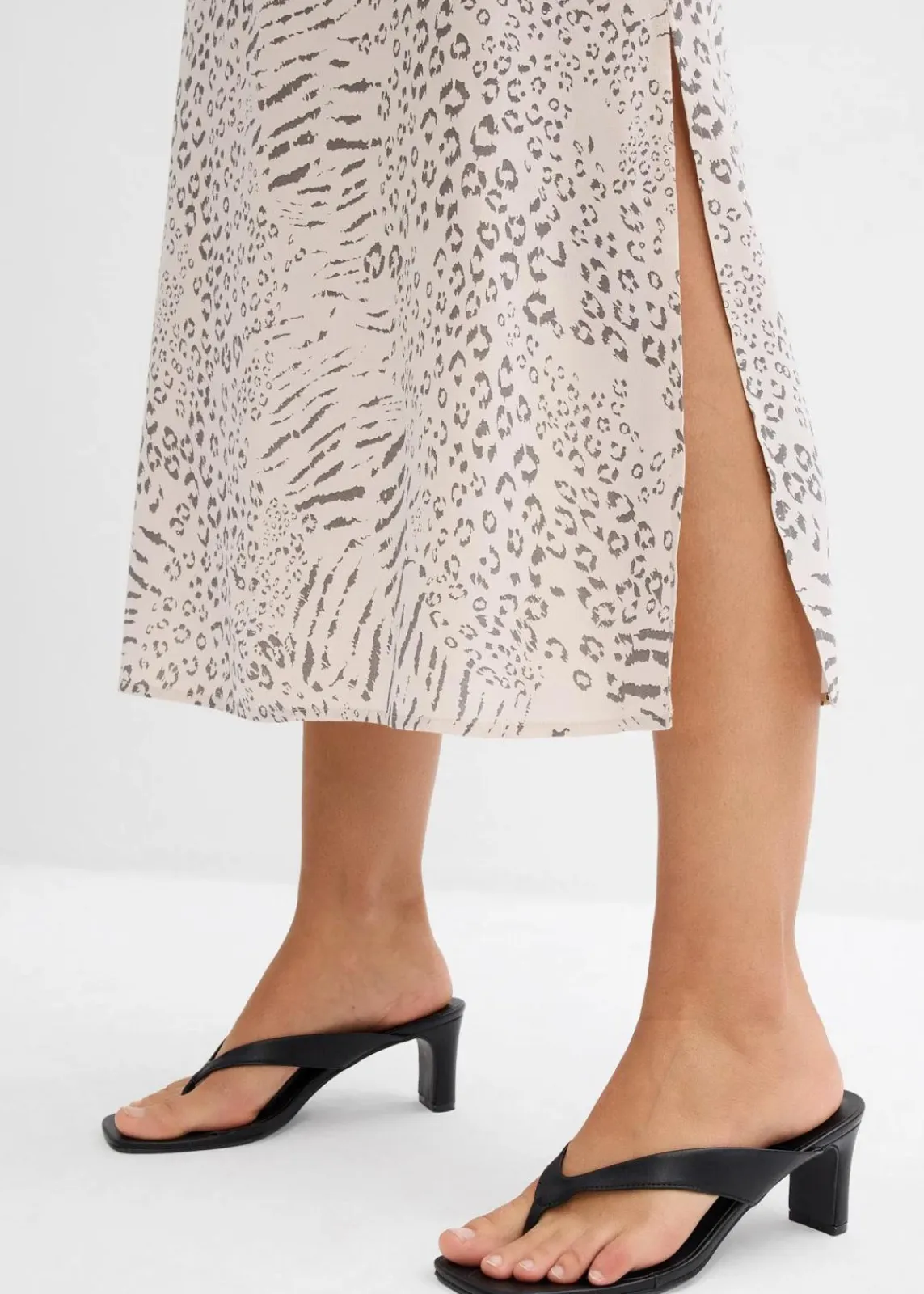 bonprix Kleider|Nachhaltigere Materialien^Trägerkleid aus fließender Viskose sand leo bedruckt