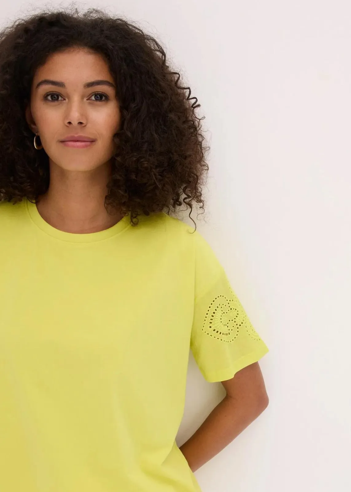 bonprix Shirts & Tops^T-Shirt mit Lochstickerei zitrusgelb