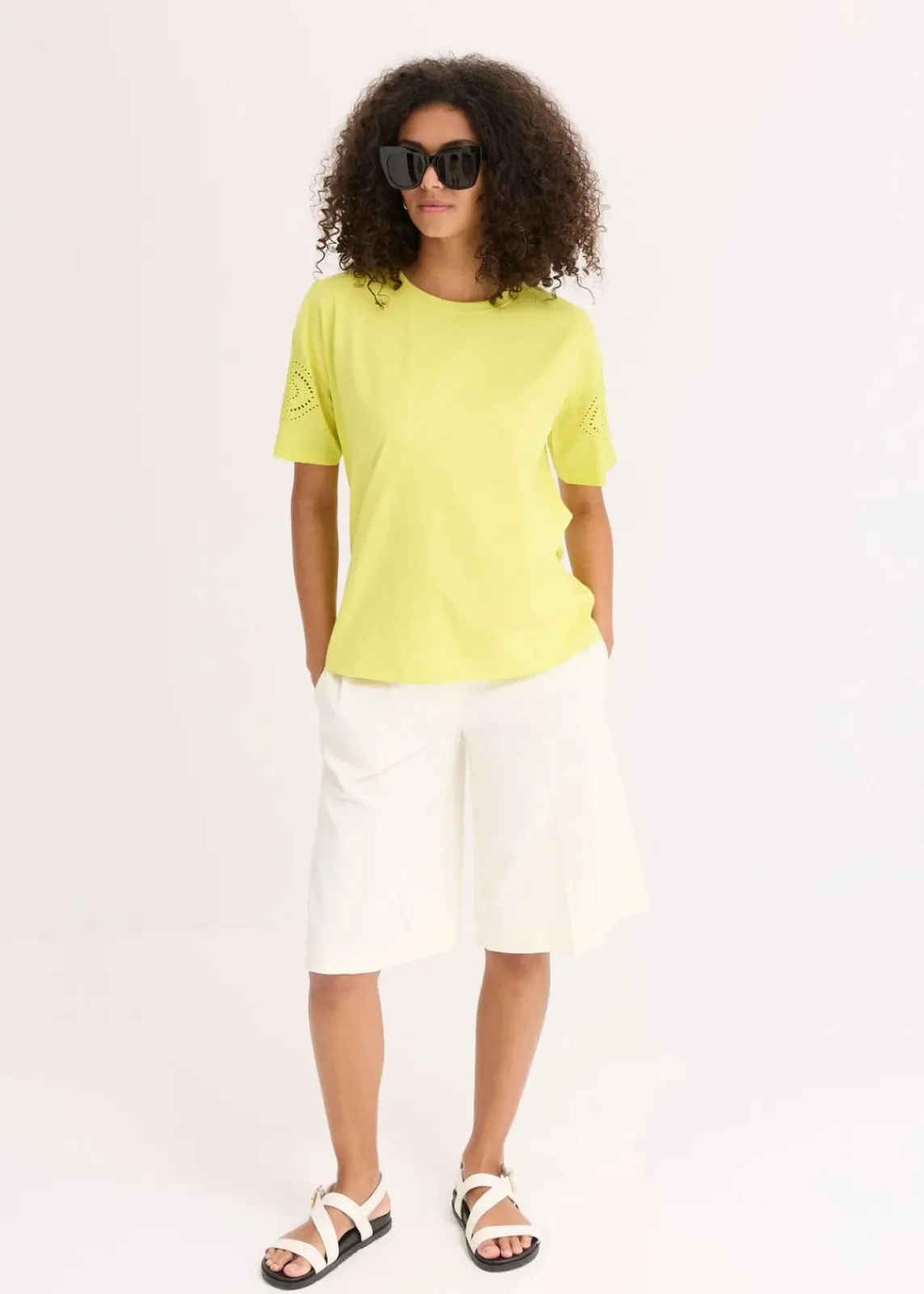 bonprix Shirts & Tops^T-Shirt mit Lochstickerei zitrusgelb