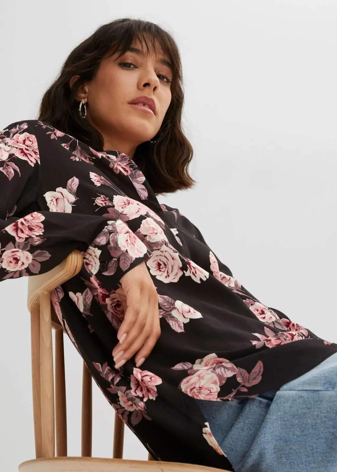 bonprix Bekleidung·Jacken & Mäntel|Nachhaltigere Materialien^Tunikabluse schwarz/hellrosa floral