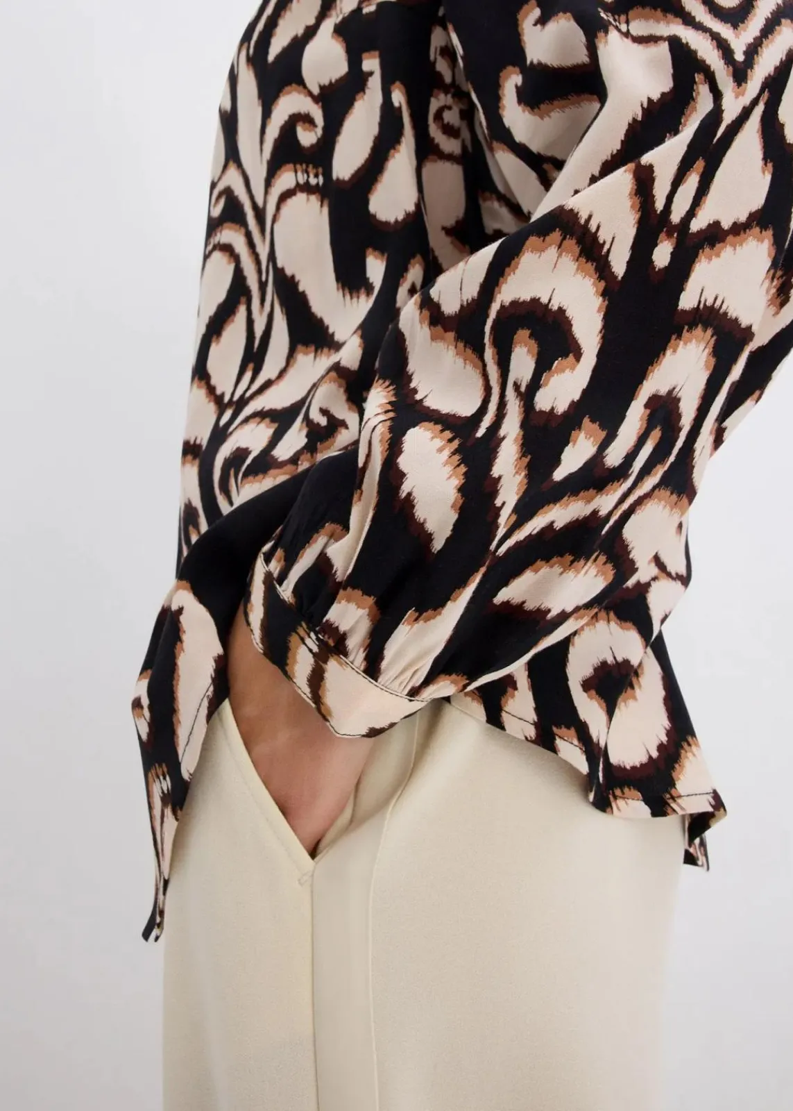 bonprix Bekleidung·Jacken & Mäntel|Nachhaltigere Materialien^Tunikabluse aus fließender Viskose schwarz/dunkelbraun/mokkabraun/kieselbeige bedruckt