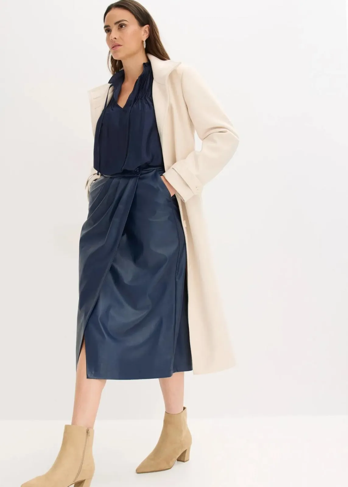 bonprix Bekleidung·Jacken & Mäntel|Blusen & Tuniken^Tunikabluse aus glänzendem Satin mit Biesen dunkelblau