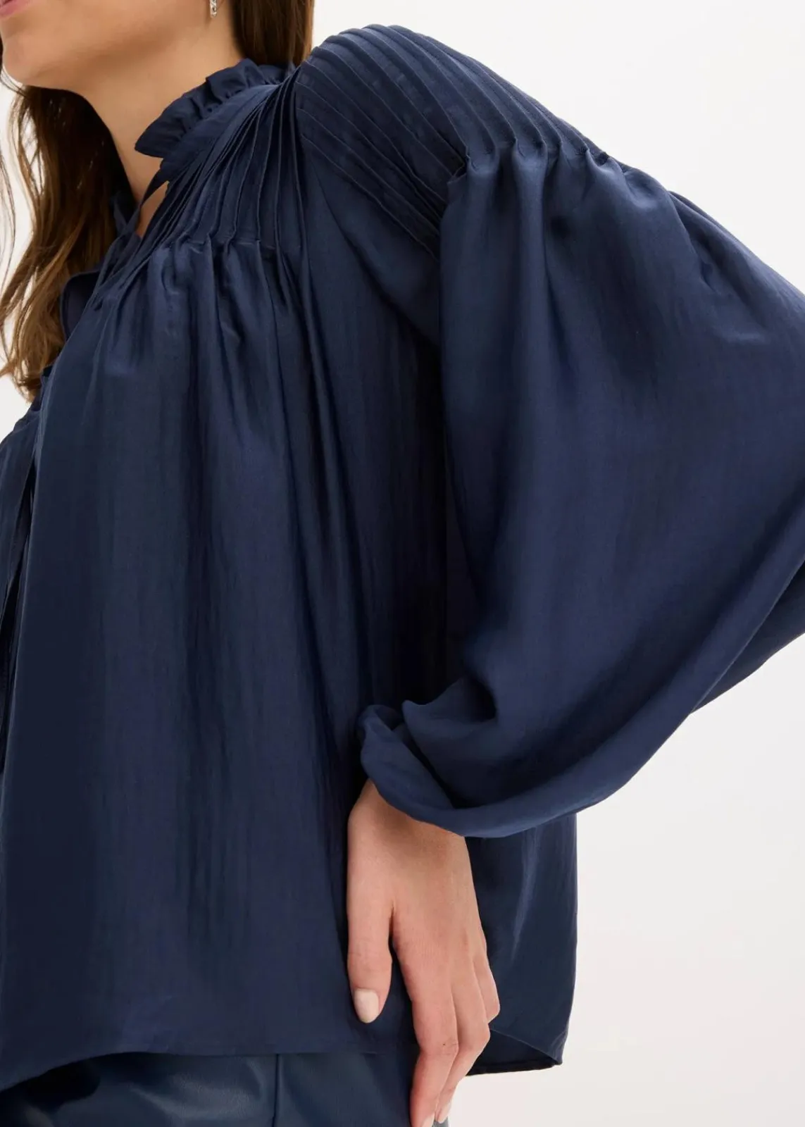 bonprix Bekleidung·Jacken & Mäntel|Blusen & Tuniken^Tunikabluse aus glänzendem Satin mit Biesen dunkelblau