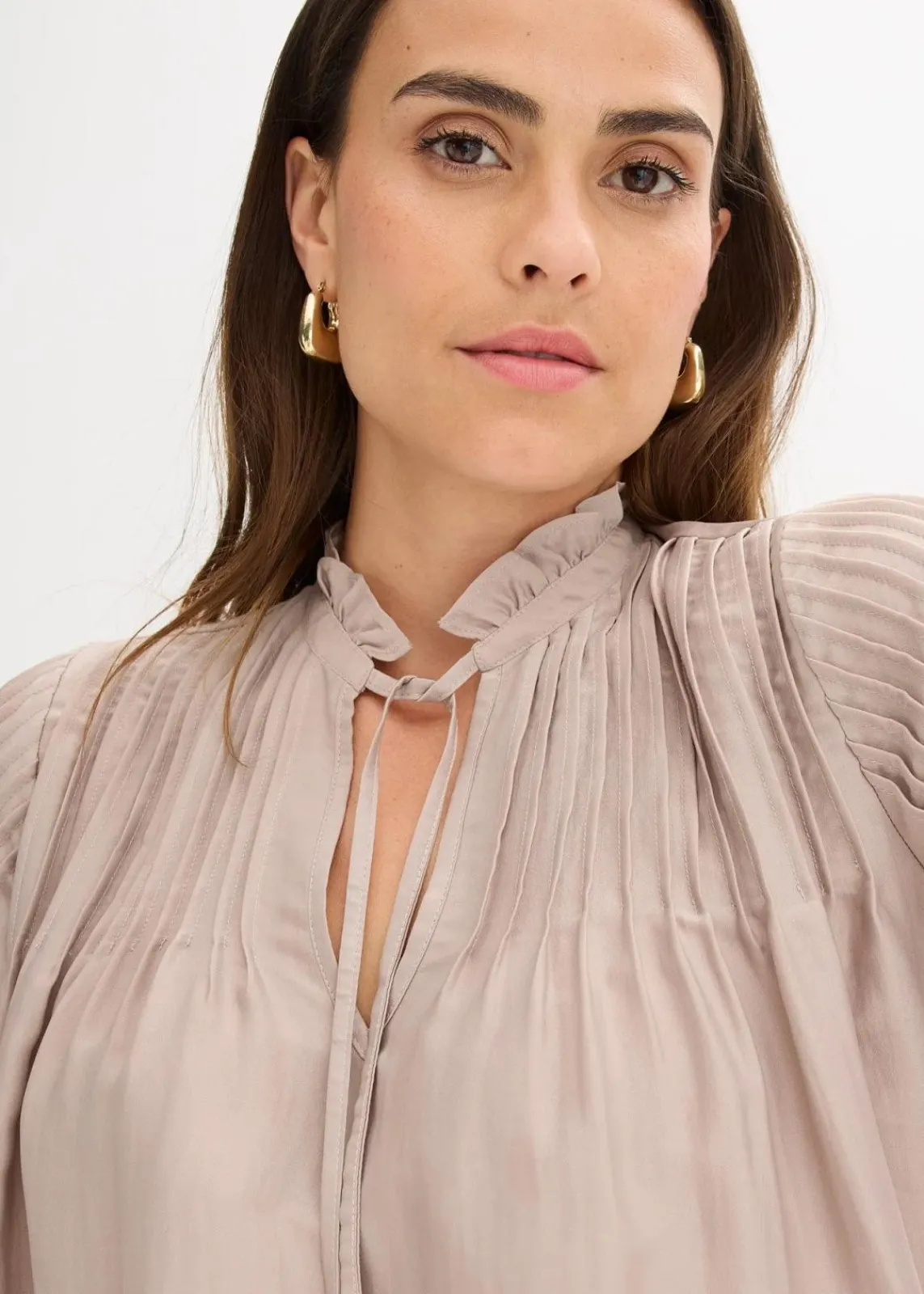 bonprix Blusen & Tuniken|Bekleidung·Jacken & Mäntel^Tunikabluse aus glänzendem Satin mit Biesen naturstein
