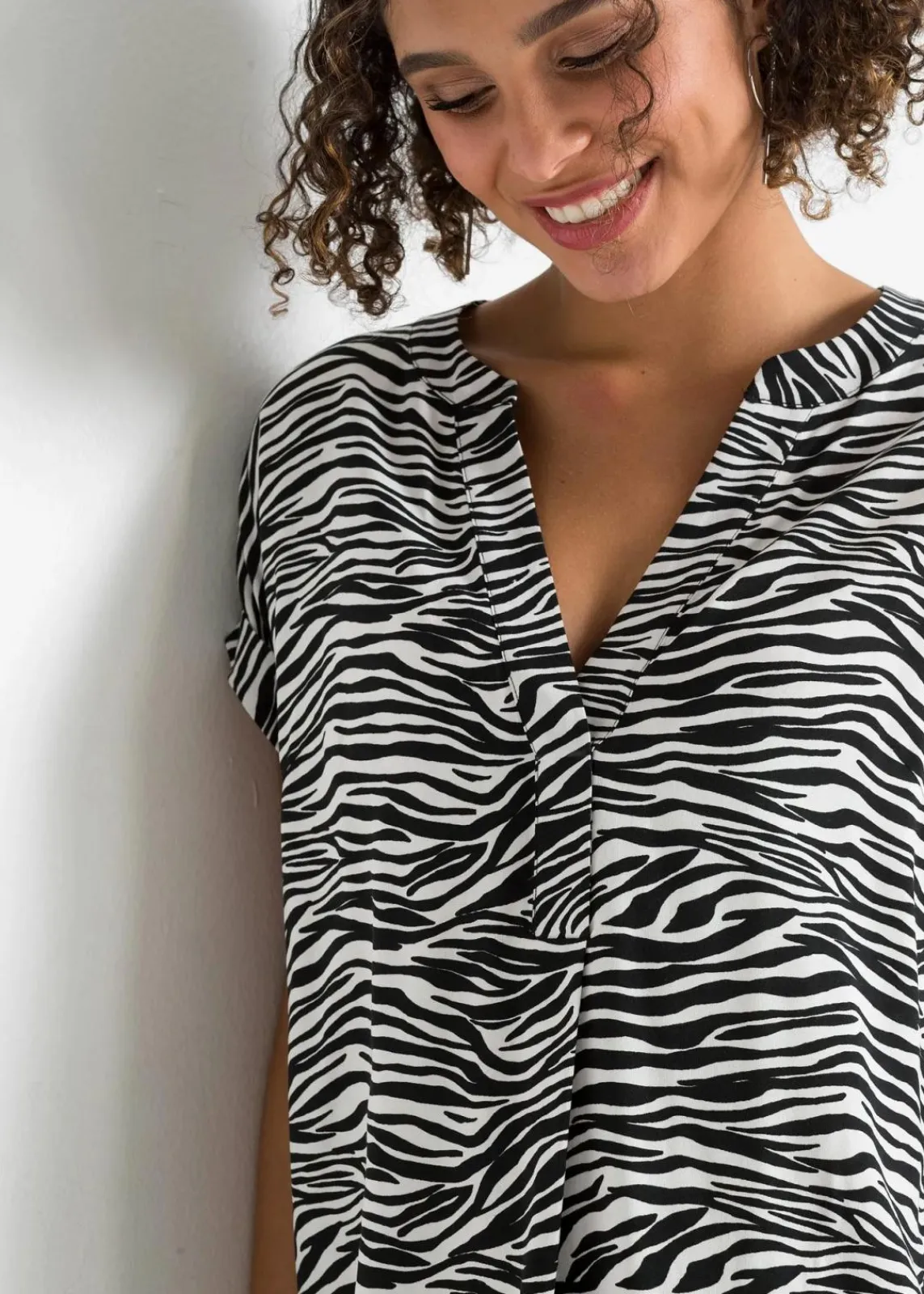 bonprix Blusen & Tuniken|Nachhaltigere Materialien^Tunikabluse aus reiner Viskose schwarz/wollweiß zebra bedruckt