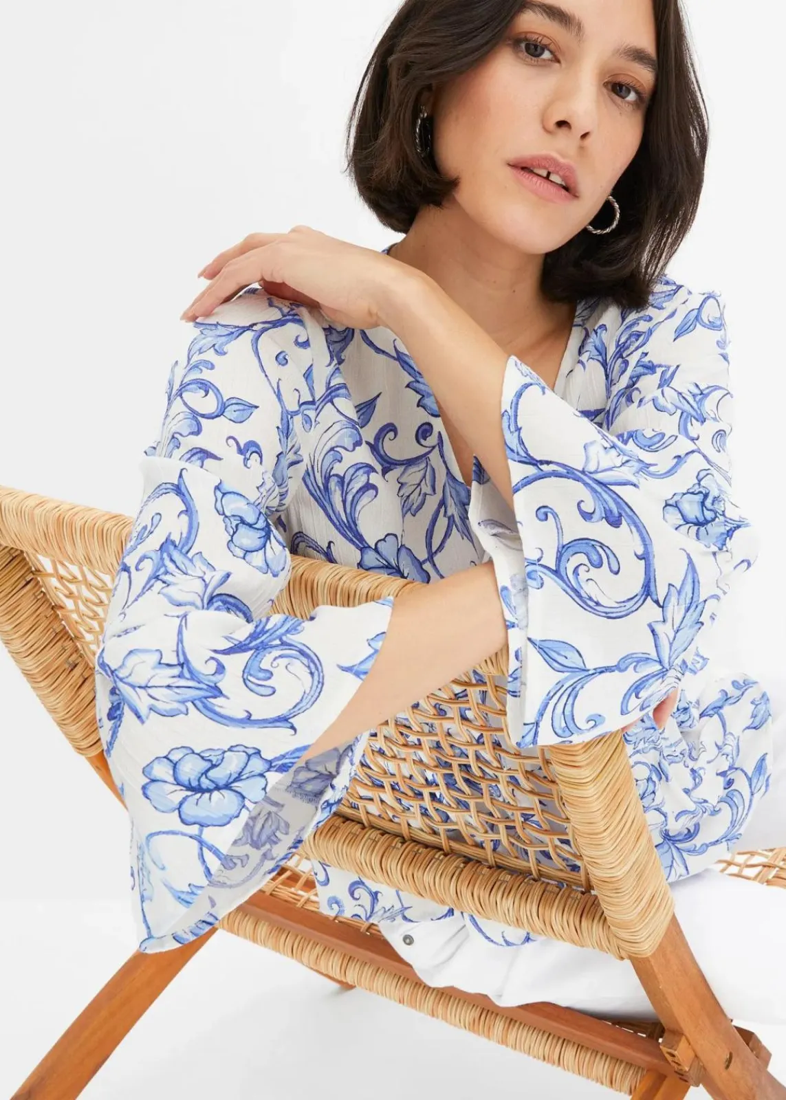 bonprix Bekleidung·Jacken & Mäntel|Blusen & Tuniken^Tunikabluse aus strukturierter Viskose weiß/blau floral