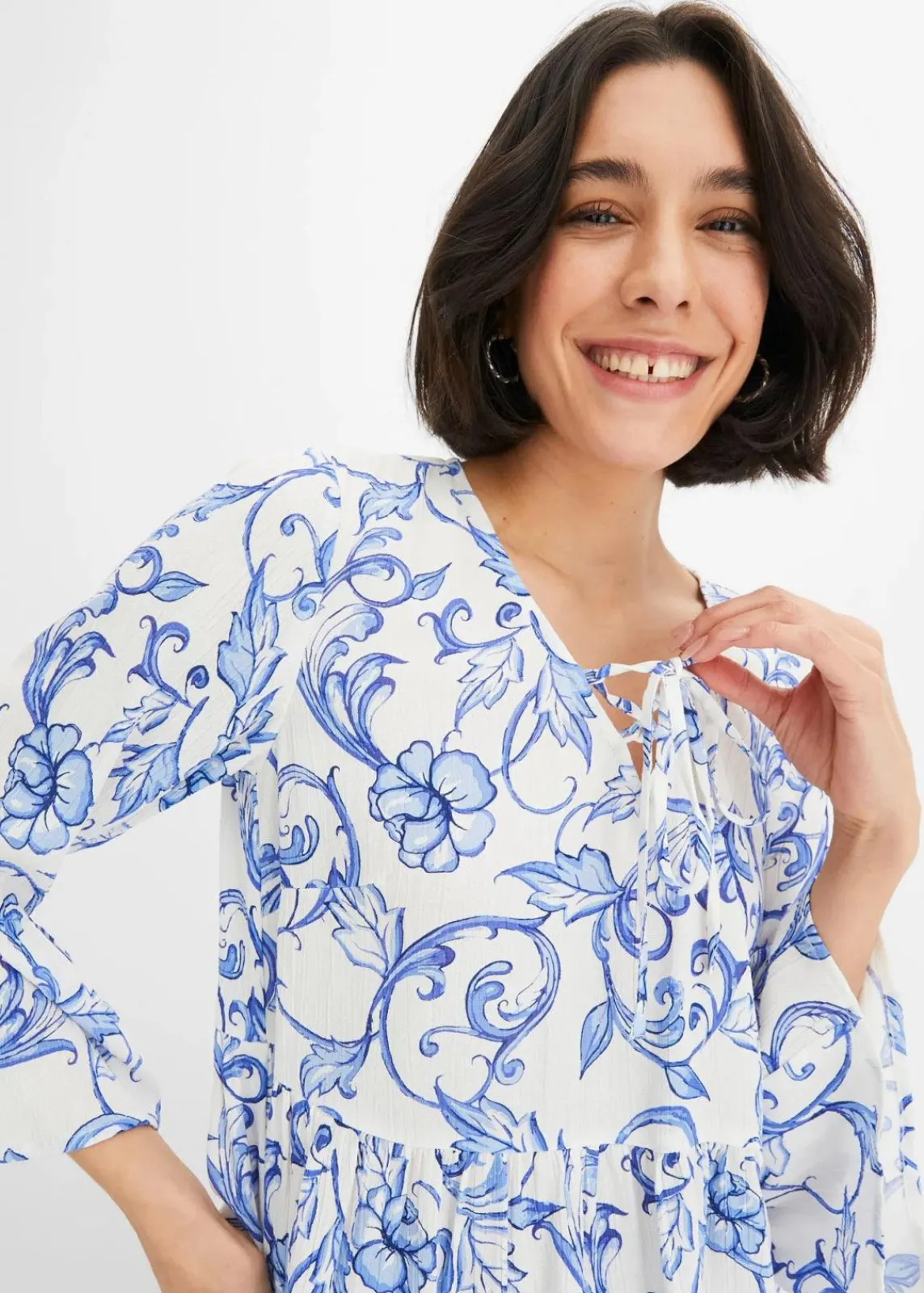 bonprix Bekleidung·Jacken & Mäntel|Blusen & Tuniken^Tunikabluse aus strukturierter Viskose weiß/blau floral