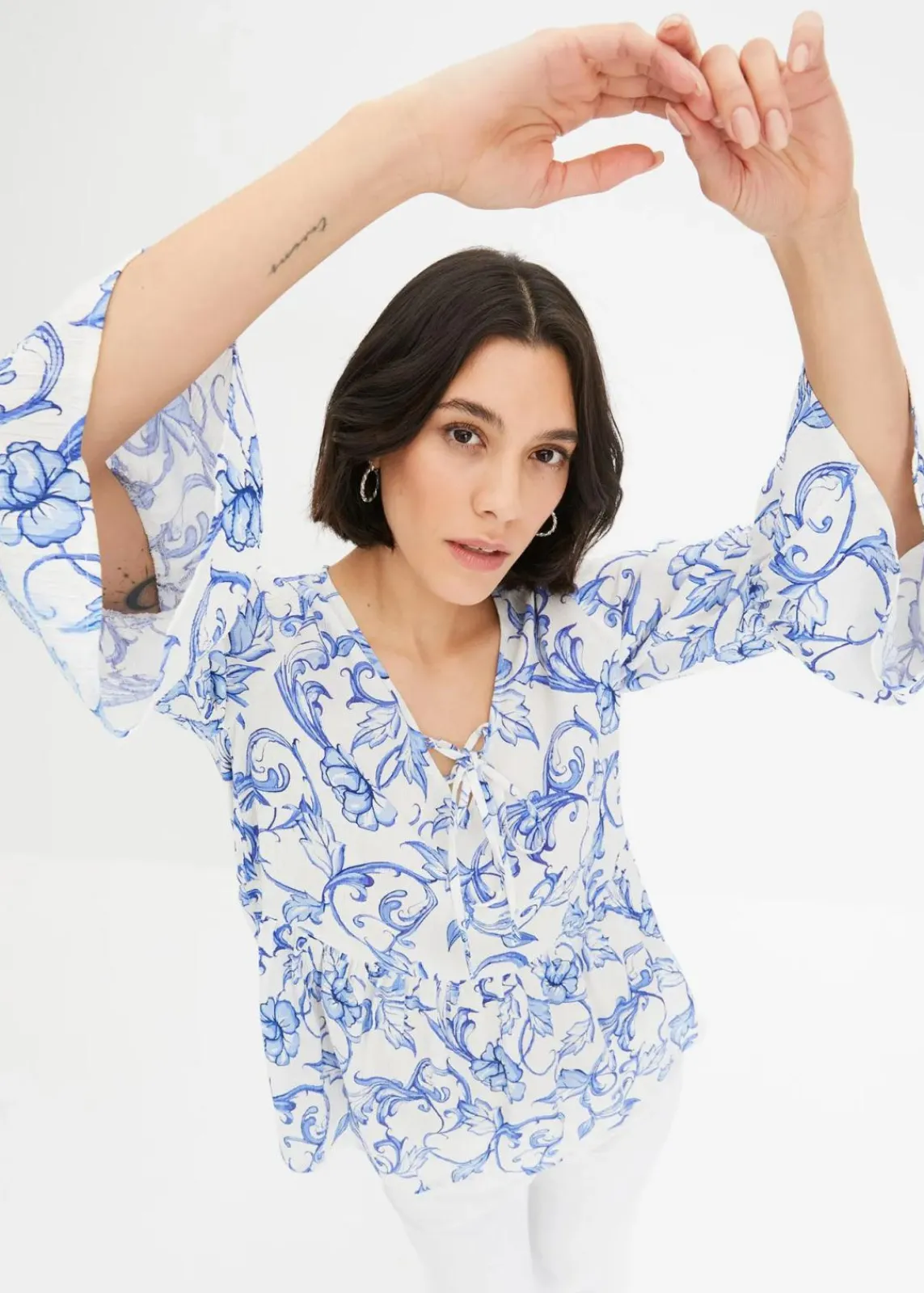 bonprix Bekleidung·Jacken & Mäntel|Blusen & Tuniken^Tunikabluse aus strukturierter Viskose weiß/blau floral