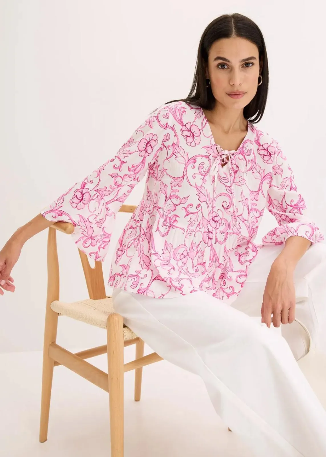 bonprix Nachhaltigere Materialien|Blusen & Tuniken^Tunikabluse aus strukturierter Viskose weiß/pink floral