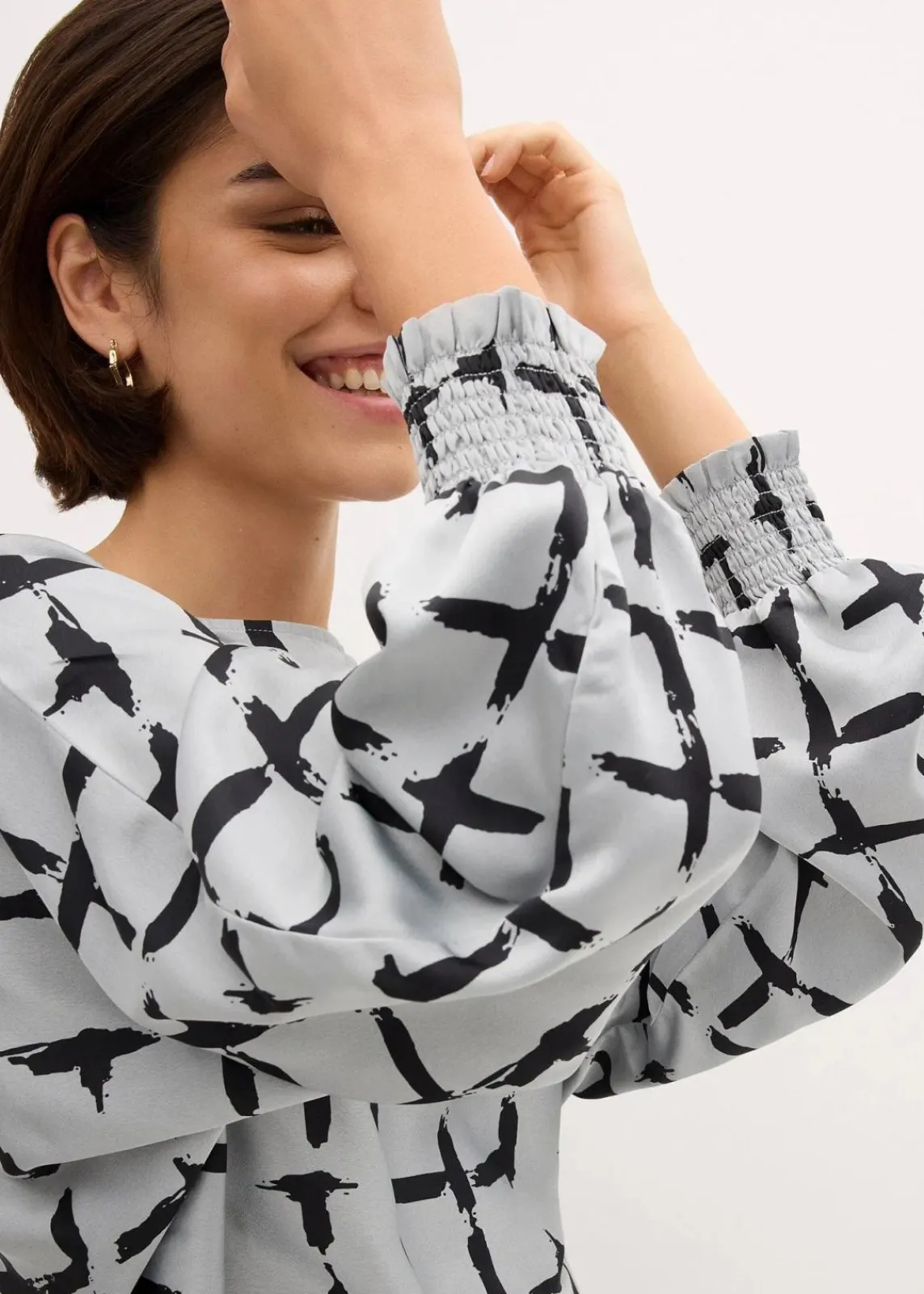 bonprix Bekleidung·Jacken & Mäntel|Blusen & Tuniken^Tunikabluse mit Fledermausärmeln silbergrau/schwarz bedruckt
