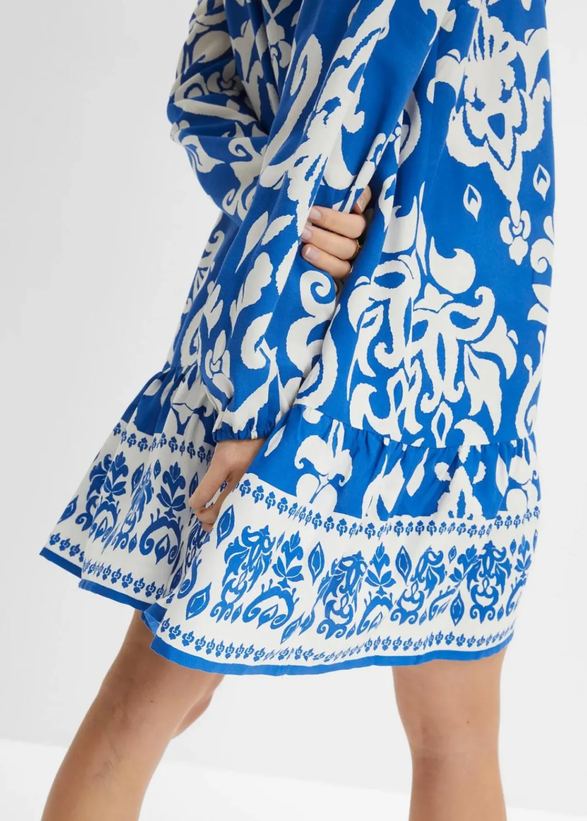 bonprix Nachhaltigere Materialien|Kleider^Tunika-Kleid aus fließender Viskose azurblau/weiß graphisch bedruckt