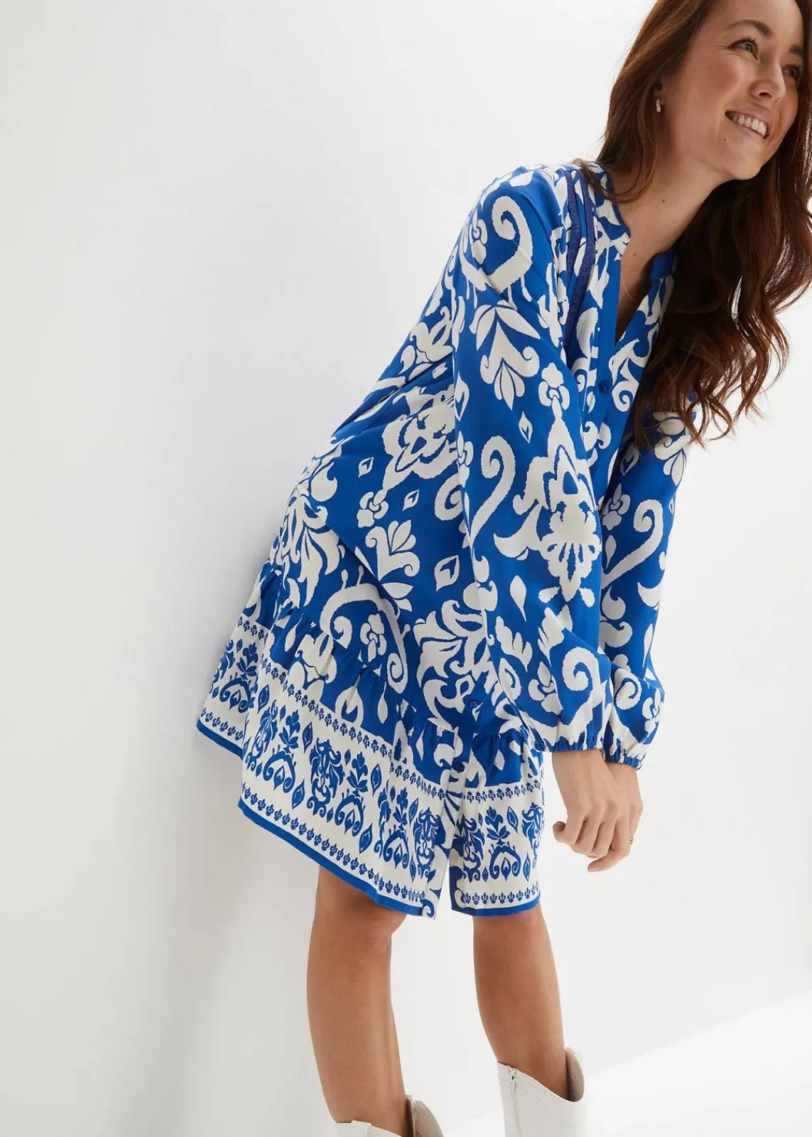 bonprix Nachhaltigere Materialien|Kleider^Tunika-Kleid aus fließender Viskose azurblau/weiß graphisch bedruckt