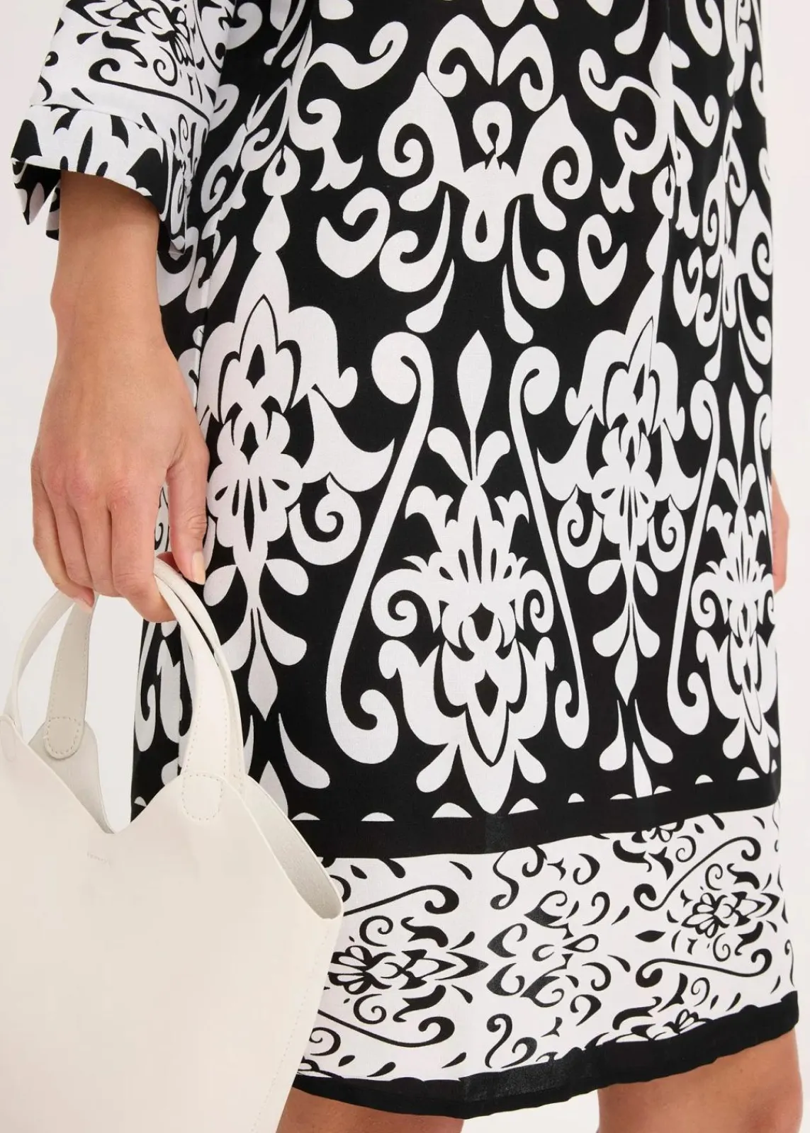 bonprix Nachhaltigere Materialien|Kleider^Tunika-Kleid aus fließender Viskose schwarz/weiß bedruckt