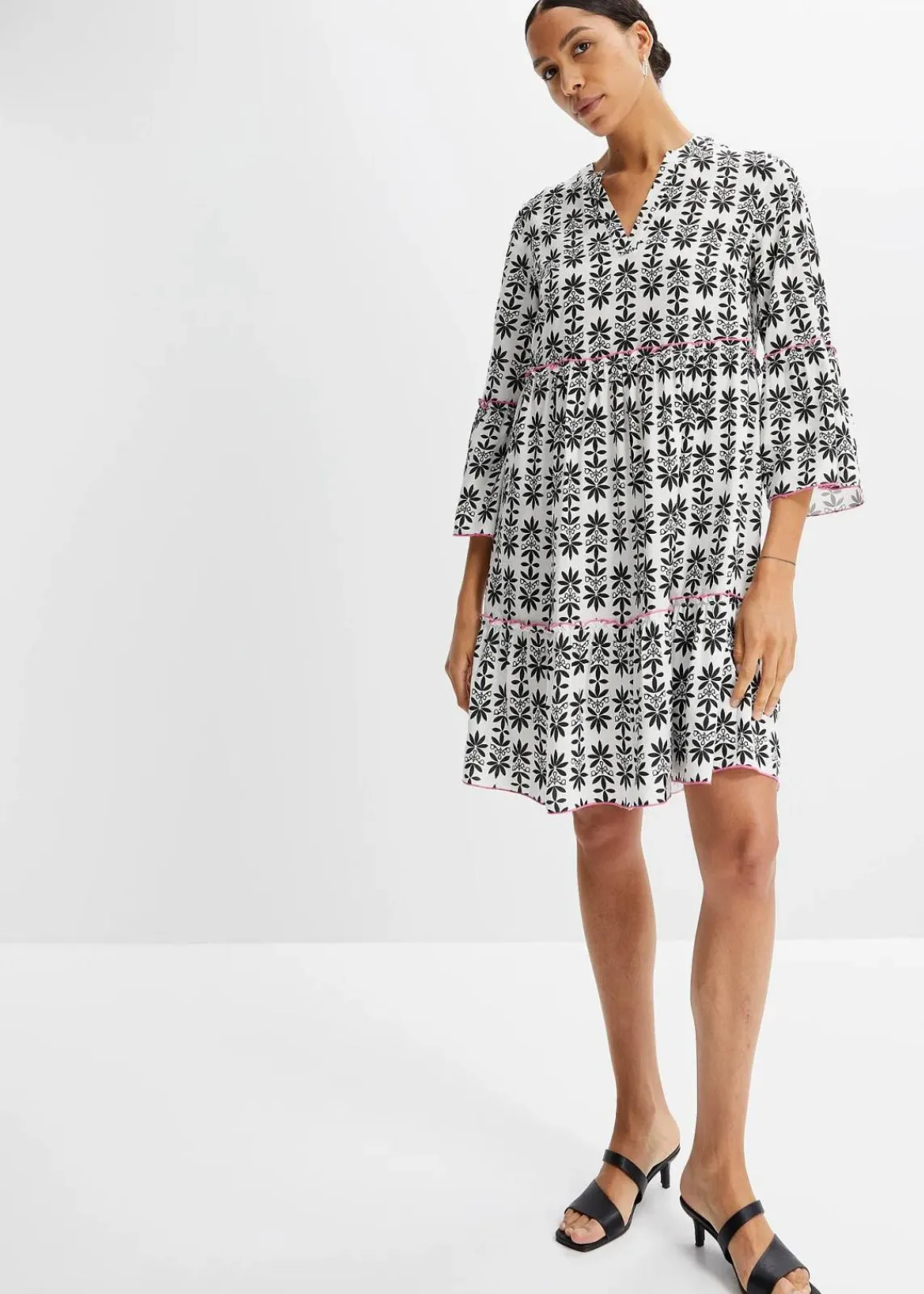 bonprix Bekleidung·Pullover & Strickjacken|Kleider^Tunika-Kleid aus fließender Viskose wollweiß/neonpink/schwarz bedruckt