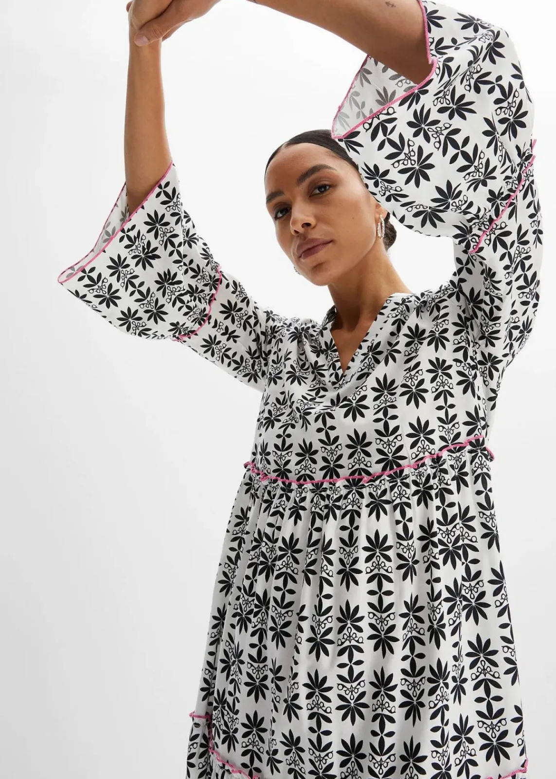 bonprix Bekleidung·Pullover & Strickjacken|Kleider^Tunika-Kleid aus fließender Viskose wollweiß/neonpink/schwarz bedruckt