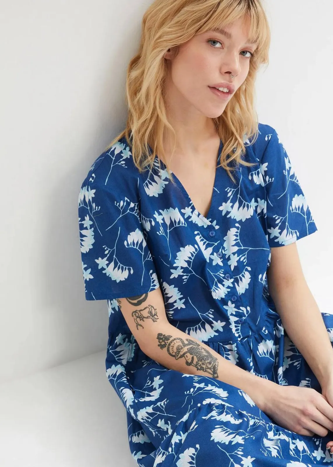 bonprix Bekleidung·Pullover & Strickjacken|Kleider^Tunika-Kleid aus sommerlich leichter Qualität enzianblau floral