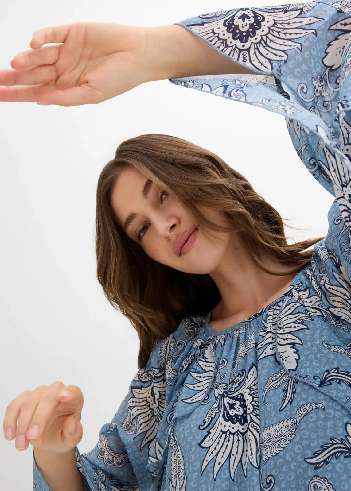 bonprix Kleider|Nachhaltigere Materialien^Tunika-Kleid aus strukturiertem Chiffon wellenblau/wollweiß bedruckt