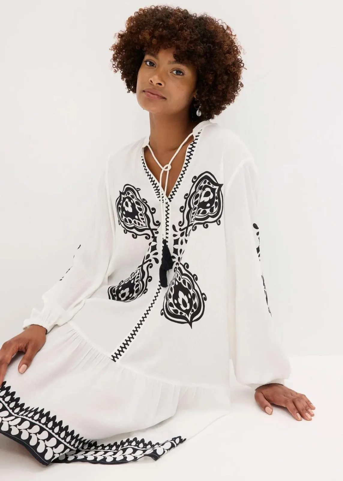 bonprix Bekleidung·Pullover & Strickjacken|Kleider^Tunika-Kleid aus strukturierter Viskose wollweiß/schwarz