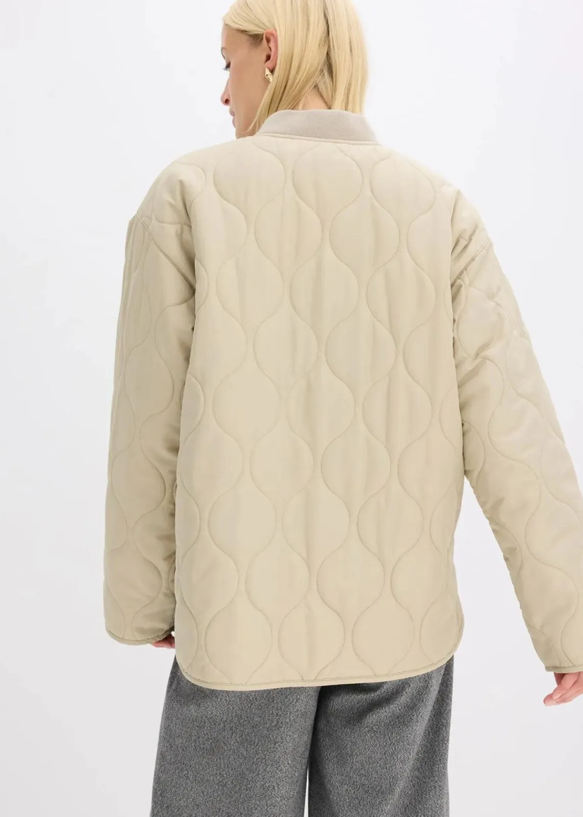 bonprix Jacken & Mäntel|Bekleidung·Hosen^Ultraleichte Steppjacke, Oversized mattschilf