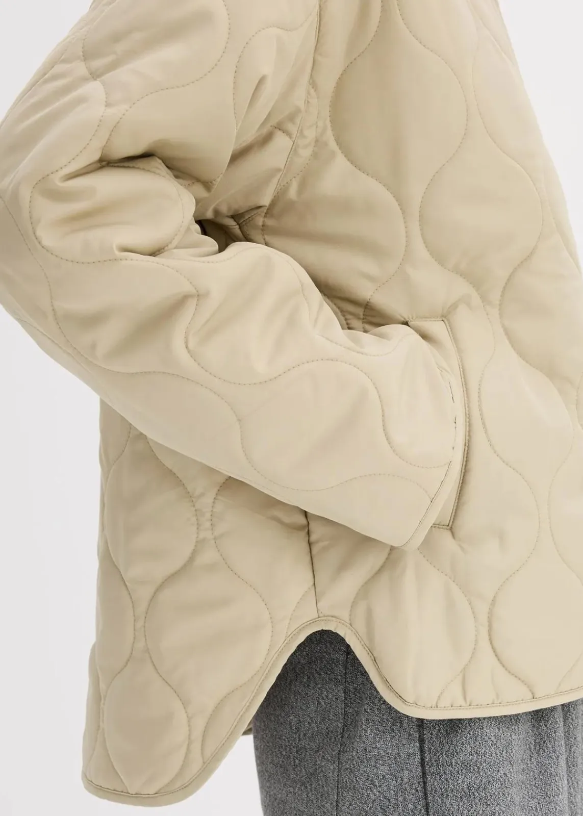 bonprix Jacken & Mäntel|Bekleidung·Hosen^Ultraleichte Steppjacke, Oversized mattschilf