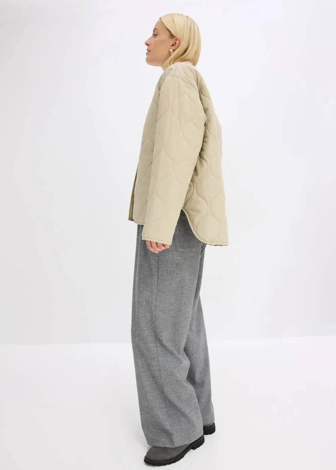bonprix Jacken & Mäntel|Bekleidung·Hosen^Ultraleichte Steppjacke, Oversized mattschilf