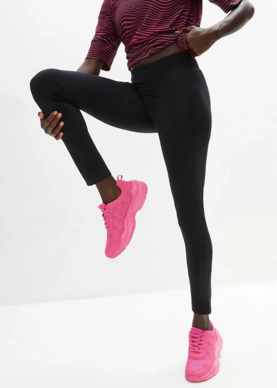 bonprix Sportbekleidung|Hosen^Ultrasofte Sport-Leggings mit seitlichen Taschen, knöchelfrei schwarz