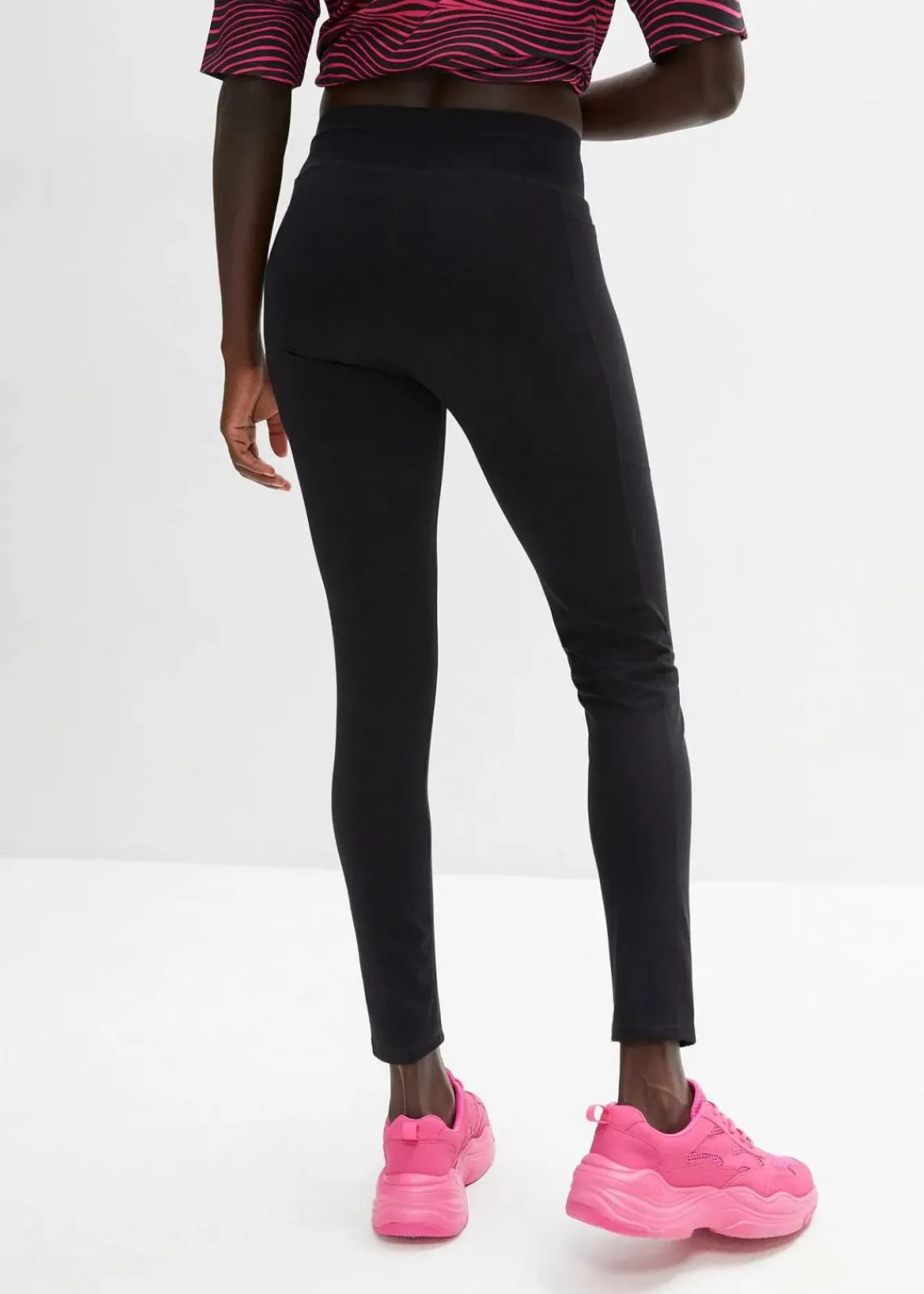 bonprix Sportbekleidung|Hosen^Ultrasofte Sport-Leggings mit seitlichen Taschen, knöchelfrei schwarz