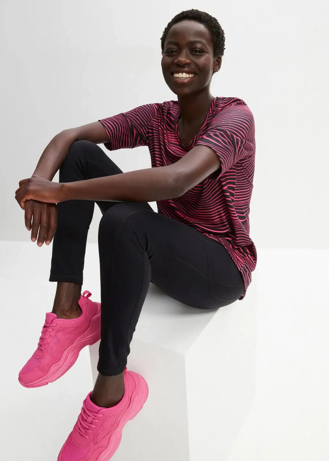 bonprix Sportbekleidung|Hosen^Ultrasofte Sport-Leggings mit seitlichen Taschen, knöchelfrei schwarz