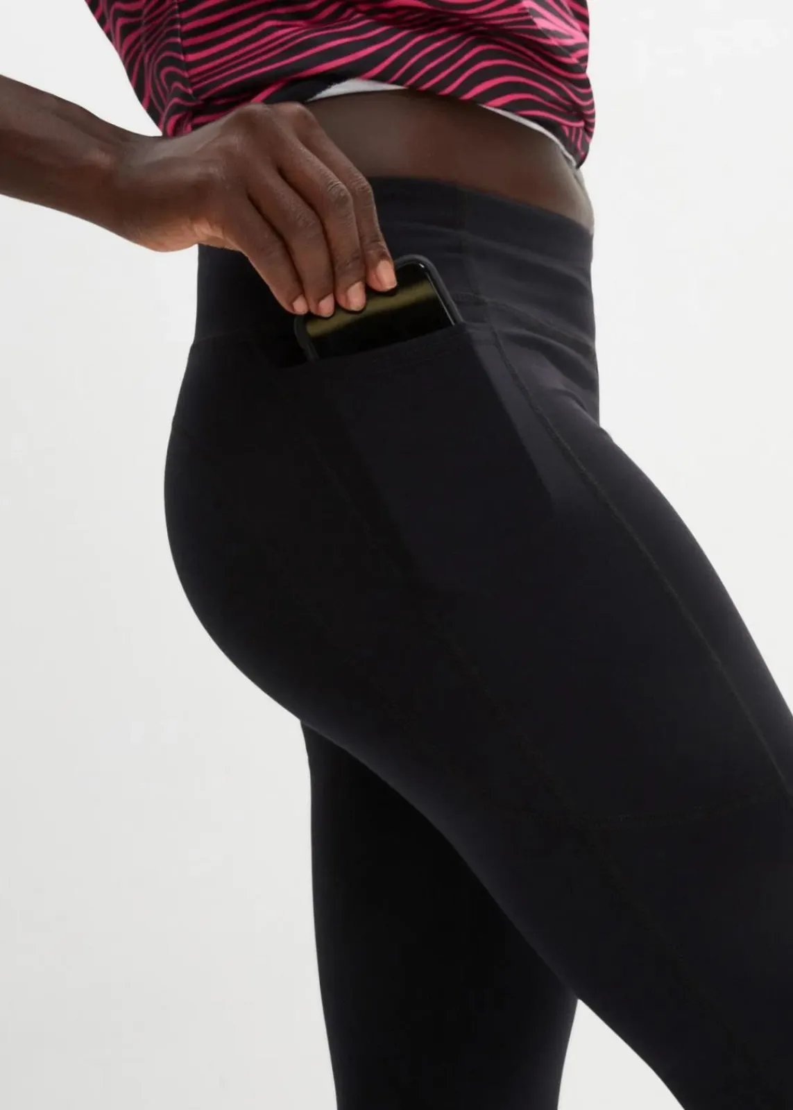 bonprix Sportbekleidung|Hosen^Ultrasofte Sport-Leggings mit seitlichen Taschen, knöchelfrei schwarz