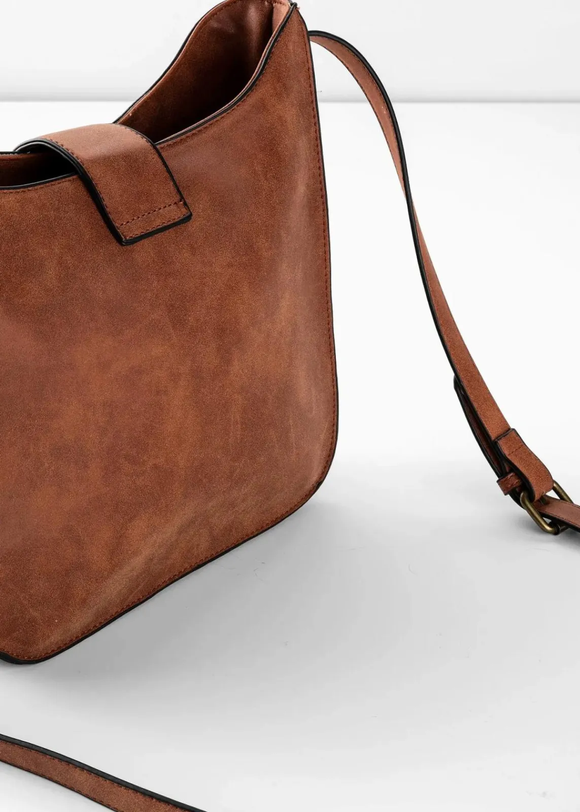 bonprix Taschen^Umhängetasche mit dekorativem Schnallendetail cognac