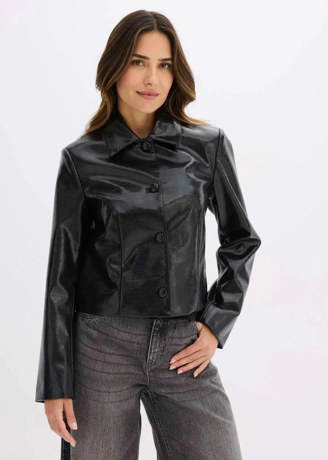 bonprix Jacken & Mäntel^Verkürzte Lederimitat-Jacke mit glossy Krokoprägung schwarz