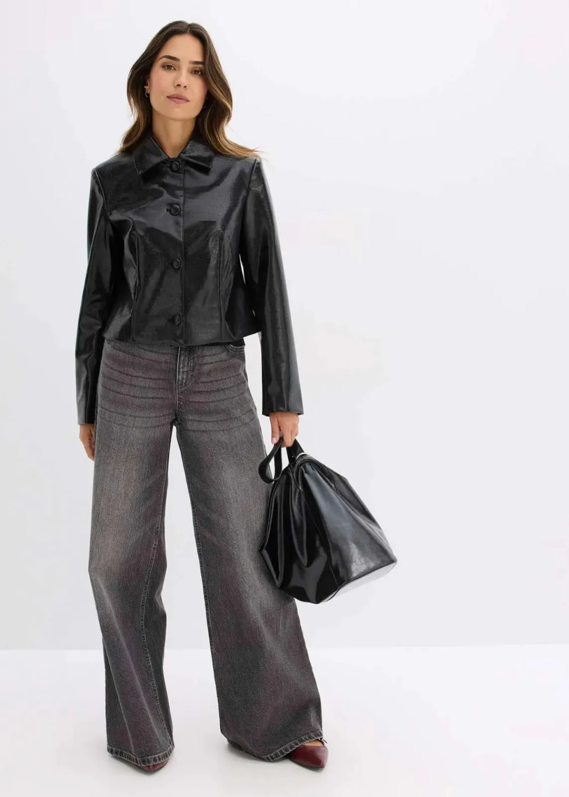 bonprix Jacken & Mäntel^Verkürzte Lederimitat-Jacke mit glossy Krokoprägung schwarz