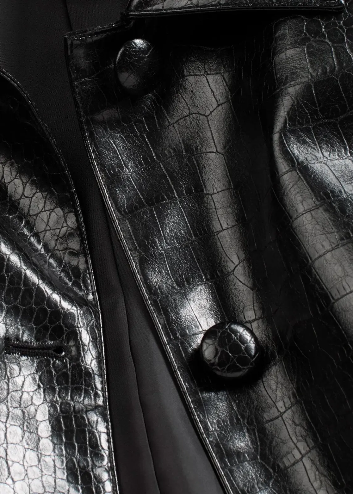 bonprix Jacken & Mäntel^Verkürzte Lederimitat-Jacke mit glossy Krokoprägung schwarz