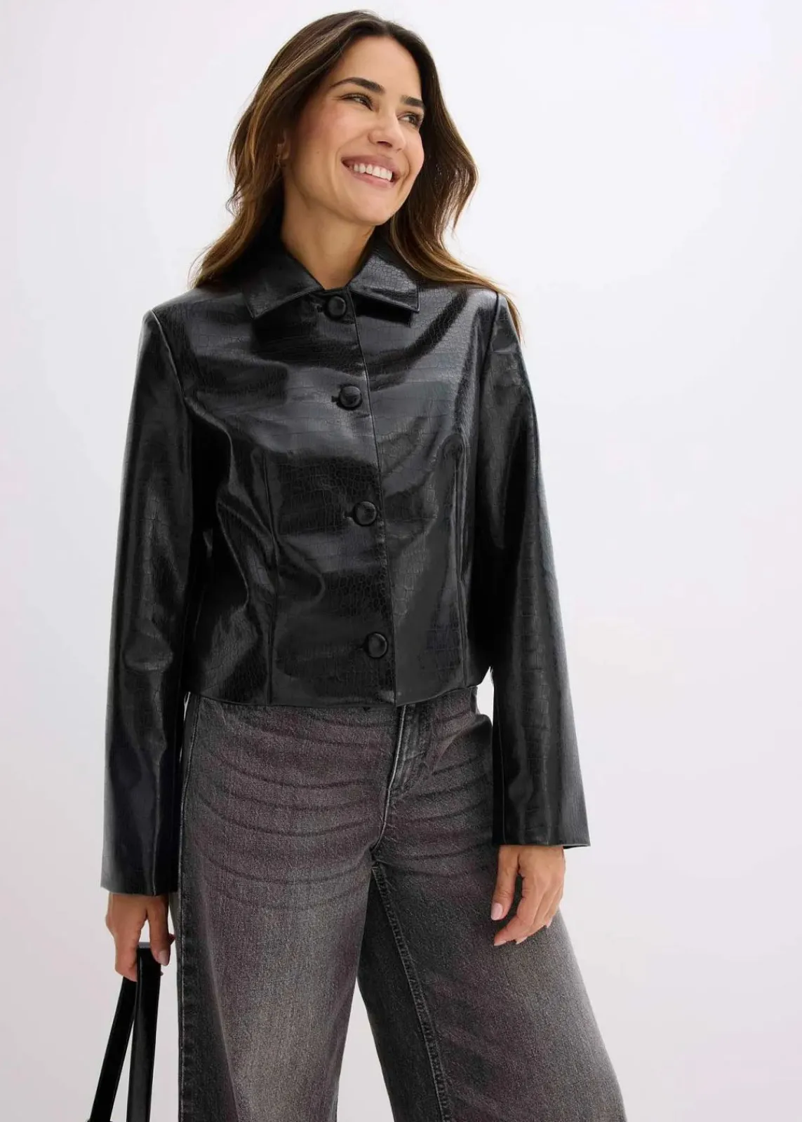 bonprix Jacken & Mäntel^Verkürzte Lederimitat-Jacke mit glossy Krokoprägung schwarz