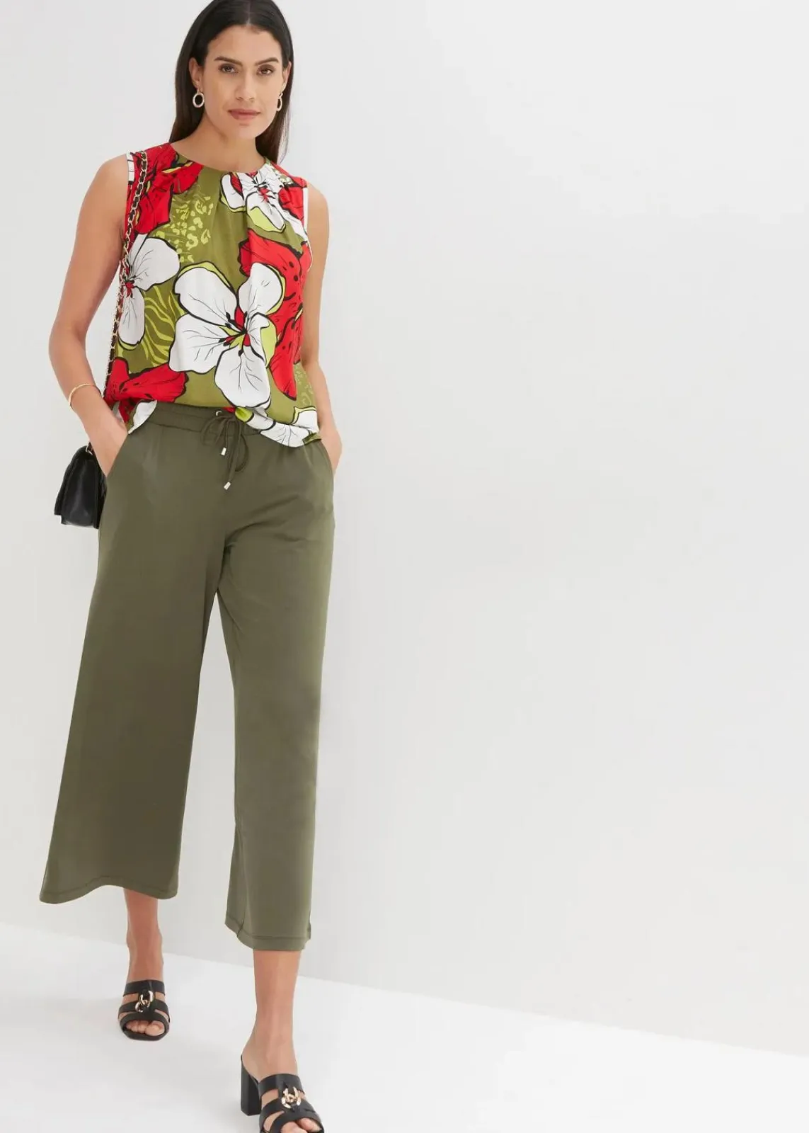 bonprix Bekleidung·Jacken & Mäntel|Blusen & Tuniken^Viskose Blusentop erdbeere/dunkelkhaki floral