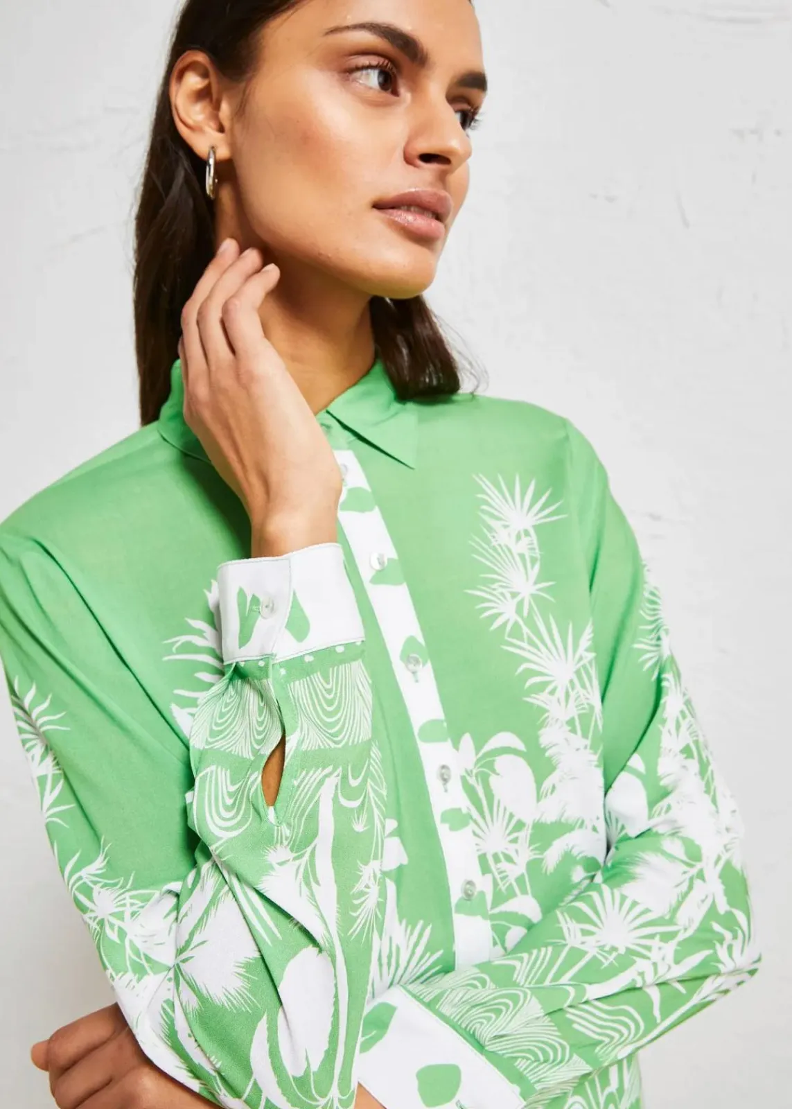 bonprix Bekleidung·Jacken & Mäntel|Blusen & Tuniken^Vokuhila-Bluse aus fließender Viskose maigrün/weiß