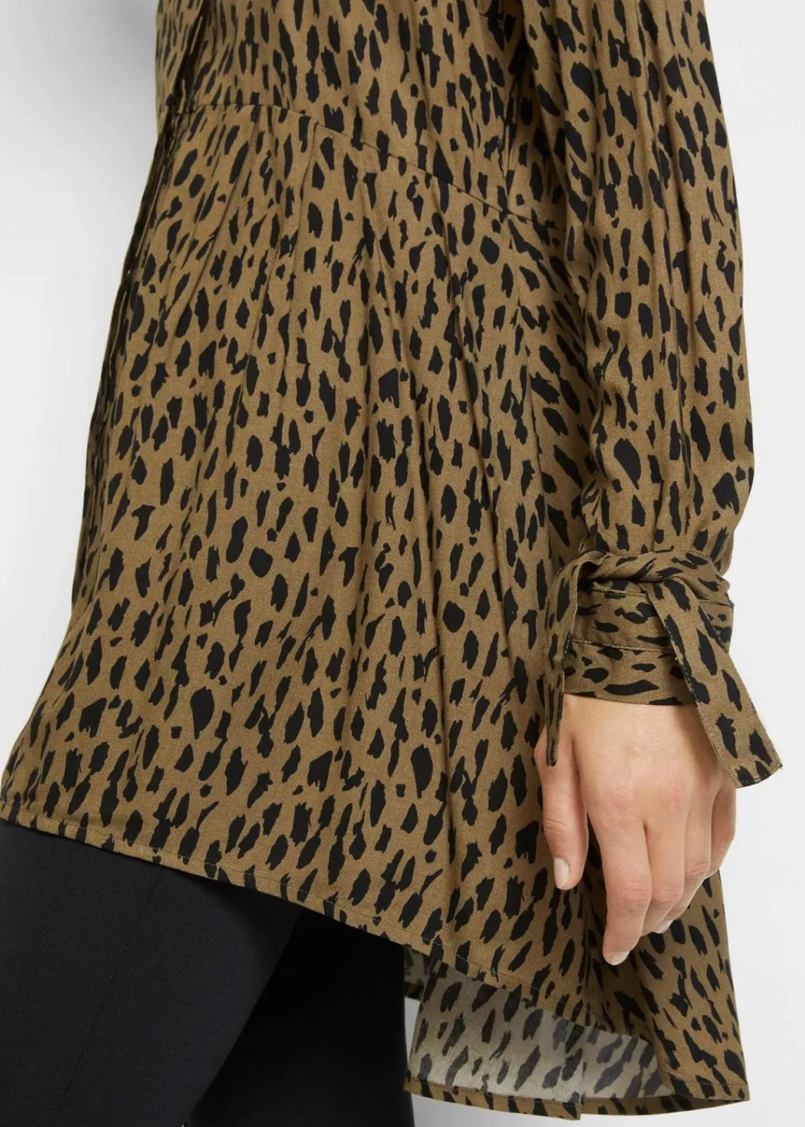 bonprix Bekleidung·Jacken & Mäntel|Blusen & Tuniken^Vokuhila-Bluse aus reiner Viskose schwarz/oliv bedruckt