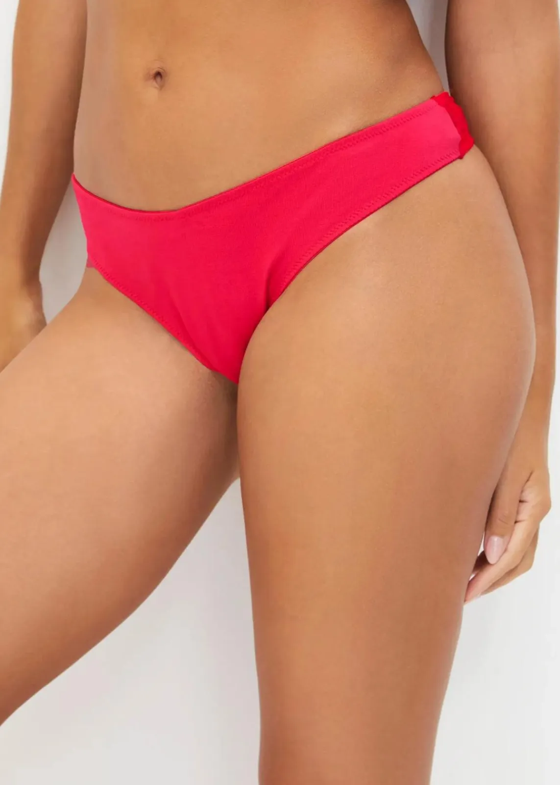 bonprix Wäsche·Baumwollunterwäsche|Wäsche·Höschen^V-String mit Bio-Baumwolle (3er Pack) erdbeere + 2x schwarz