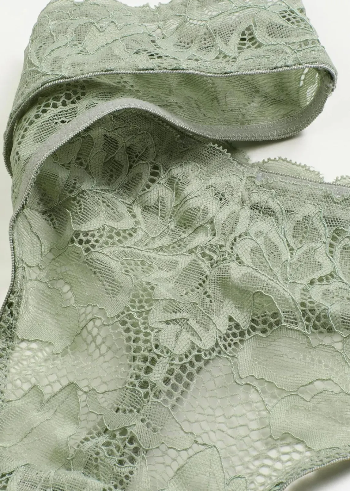 bonprix Wäsche·Dessous|Wäsche·Höschen^V-String mit floraler Spitze rauchgrün